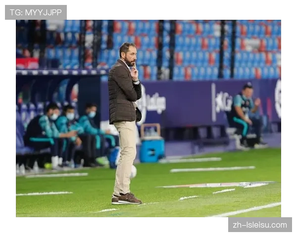 阿尔梅达因裁判冲突遭重罚禁赛七场,塞维利亚主帅面临追加处罚