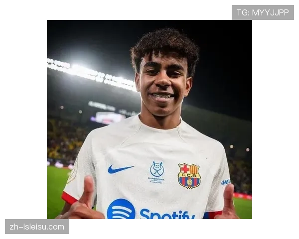 特写：巴萨小将亚马尔连续变向过人，引发主场球迷起立鼓掌